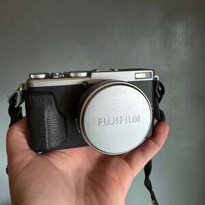 Fujifilm X70 16.3MP APS-C Fixed Lens Zoom Flip Screen Digital Camera Silver